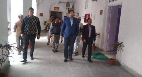 जिलाधिकारी ने किया कलेक्ट्रेट का निरीक्षण