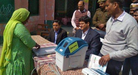 ईवीएम व वीवी पैट जागरूकता के लिए डीएम ने कराया माॅकपोल