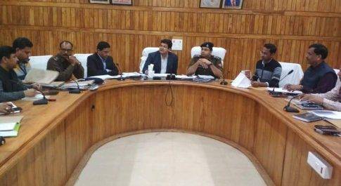 निर्वाचन की विभिन्न व्यवस्थाओं के लिए नामित अधिकारियों के साथ जिलाधिकारी ने की बैठक