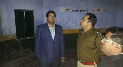 जनपद के दूरस्थ मतदान केन्द्र का हाल जानने ग्राम भरथापुर पहुॅचे डीएम व एसपी