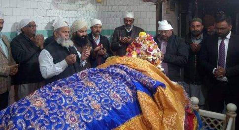 न्यायमूर्तियों ने चढ़ाई दरगाह में चादर