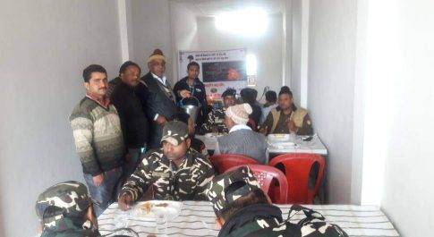 शहीद सैनिको की स्मृति में शान्ति भोज का आयोजन