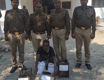 अवैध कच्ची शराब बनाते हुए एक गिरफ्तार 