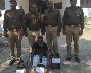 अवैध कच्ची शराब बनाते हुए एक गिरफ्तार 