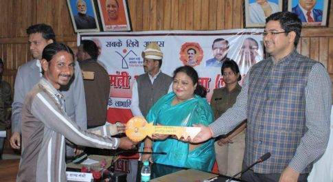 बेसिक शिक्षा राज्यमंत्री ने 52 लाभार्थियों को सौंपी प्रधानमंत्री आवास योजना (शहरी) की चाभी