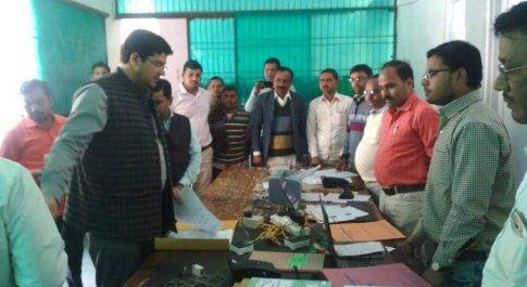 डीएम ने किया निर्वाचन कन्ट्रोल रूम का निरीक्षण