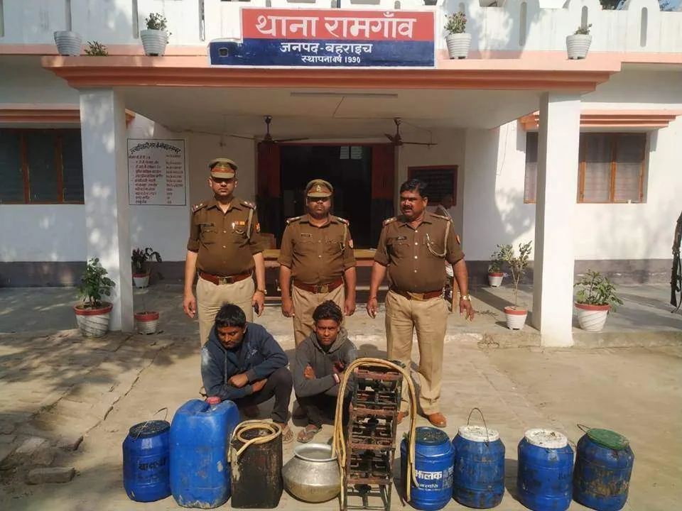 शराब भट्ठी के साथ दो अभियुक्त गिरफ्तार