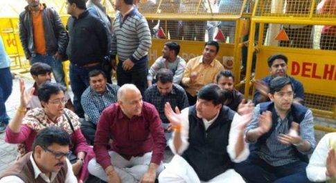 दिल्ली पुलिस के खिलाफ AAP नेता बैठे धरने पर,भाजपा के इशारे पर काम करने का लगाया आरोप 