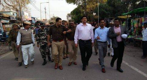 शांति व्यवस्था के मद्देनज़र DM व SP ने किया रूटमार्च 