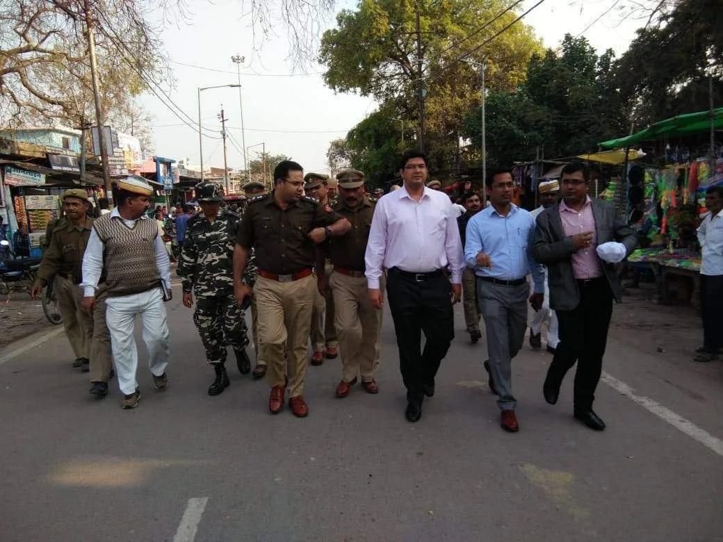 शांति व्यवस्था के मद्देनज़र DM व SP ने किया रूटमार्च 