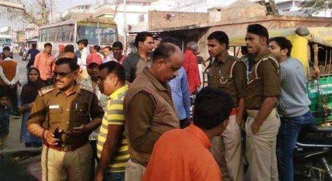 सीएम योगी के शहर के मंदिरों में मूर्तियों को खंडित कर सड़क पर फेंका, प्रशासन ने आपसी सौहार्द बनाए रखने की अपील