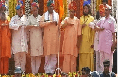 RSS की शोभायात्रा में शामिल होने गोरखपुर पहुंचे सीएम योगी,जमकर खेली होली 