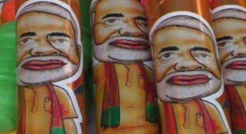 होली के बाजार पर पीएम मोदी का कब्ज़ा,मोदी पिचकारियों और मुखौटों की मची धूम