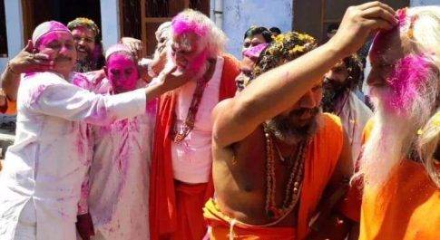 अयोध्या में खेली गई सौहार्द की होली, मुस्लिम पक्षकार व संतों ने एक दूसरे को लगाया रंग
