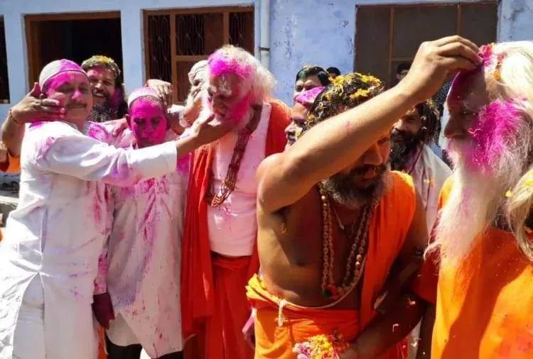 अयोध्या में खेली गई सौहार्द की होली, मुस्लिम पक्षकार व संतों ने एक दूसरे को लगाया रंग