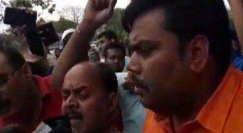 बीजेपी कार्यकर्ता आपस में भिड़े, केंद्रीय मंत्री रविशंकर को दिखाए गए काले झंडे 