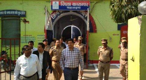 जनपद न्यायाधीश, डीएम व एसपी ने किया जिला कारागार का निरीक्षण
