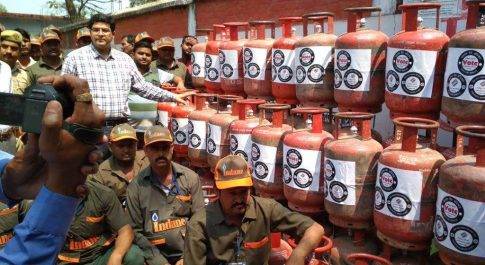 चूल्हे से बूथ तक मतदाता जागरूकता अभियान को डीईओ व सीडीओ ने दिखायी हरी झण्डी