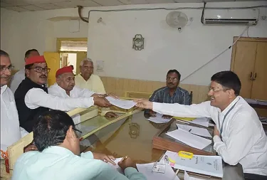मुलायम ने किया मैनपुरी से नामांकन,अखिलेश यादव, प्रो. रामगोपाल यादव, सांसद धर्मेंद्र यादव और तेजप्रताप रहे मौजूद