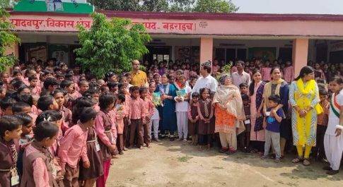 पुस्तक पाकर बच्चों के खिले चेहरे 