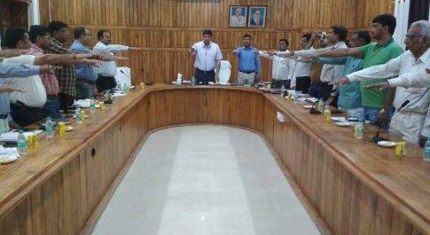 पेट्रोल पम्प व गैस एजेन्सियों के प्रोपराटर के साथ जिलधिकारी ने की बैठक