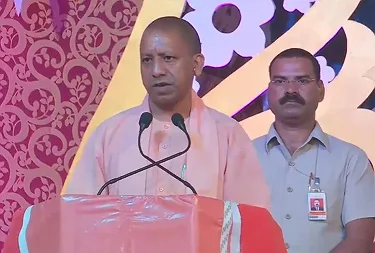 पीएम मोदी के संसदीय क्षेत्र में चुनाव की तैयारियों की समीक्षा करने वाराणसी पहुंचे सीएम योगी