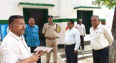 आयुक्त व डीआईजी ने किया मतदान केन्द्र का निरीक्षण 
