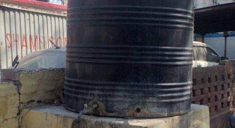 भीषण गर्मी और चिलचिलाती धूप में पानी की एक-एक बूंद के लिए तरस रहे हजरतगंज कोतवाली में पुलिस कर्मी,