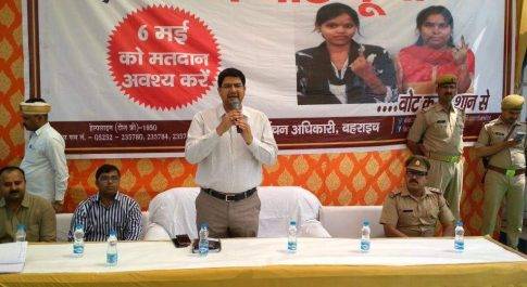 वाहनों पर चस्पा किये गये मतदाता जागरूकता स्टीकर, सभी बाइकर्स को हेल्मेट पहने देख प्रसन्न हुए डीएम 