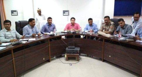 आदर्श आचार संहिता तथा व्यय अनुवीक्षण के लिए गठित टीमों के साथ डीएम ने की बैठक