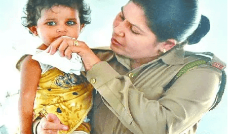 खाकी की गोद में दूध, बिस्कुट खाती मिली गायब हुई बच्ची