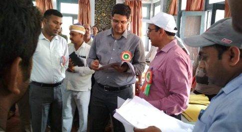 पेलिंग पार्टियों के थैला तैयारी कार्य का डीएम ने लिया जायज़ा