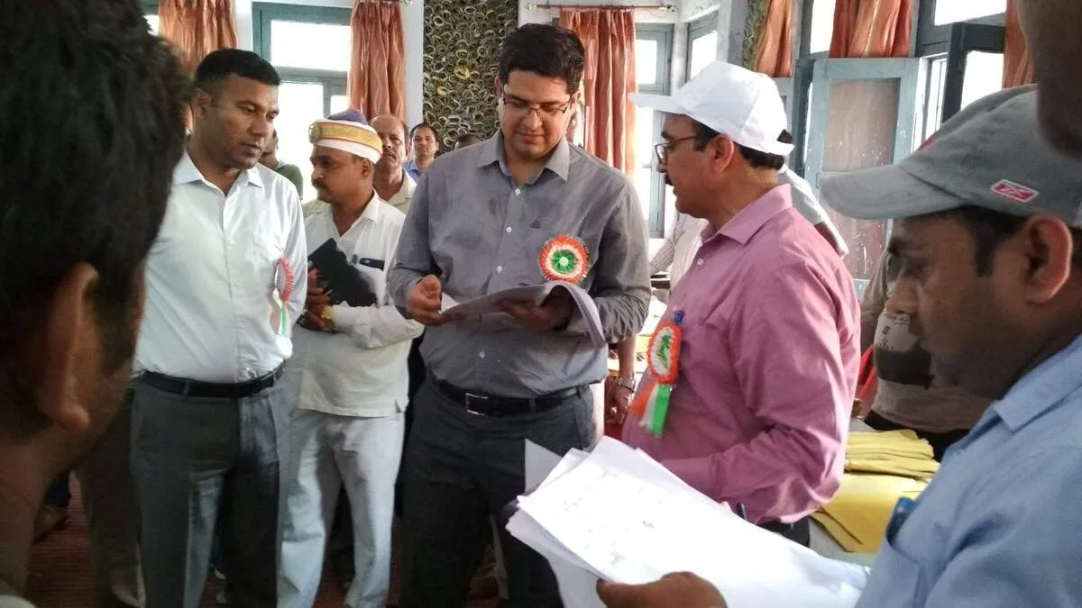 पेलिंग पार्टियों के थैला तैयारी कार्य का डीएम ने लिया जायज़ा