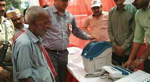पीठासीन अधिकारी बन डीएम ने किसानों से कराया माॅकपोल