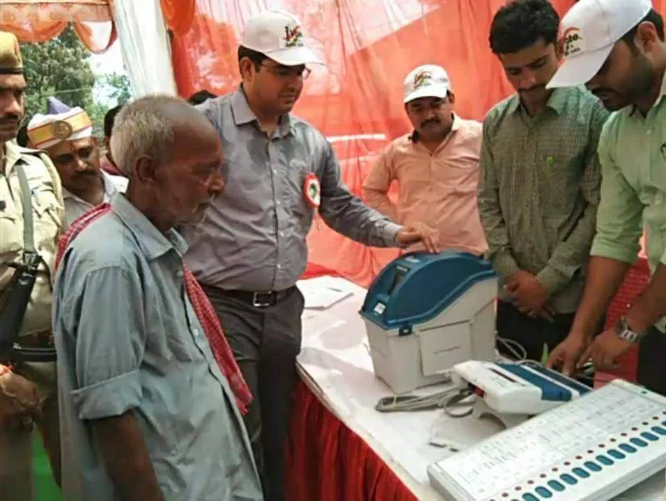 पीठासीन अधिकारी बन डीएम ने किसानों से कराया माॅकपोल
