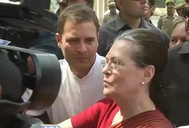 सोनिया गांधी ने रायबरेली से नामांकन दाखिल कर कहा -मोदी अजेय नही हैं, हम उन्हें हरा देंगे,जैसे वाजपेयी को हराया था
