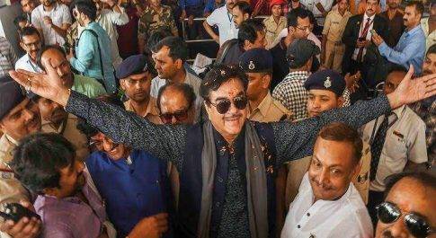 कांग्रेस की सदस्यता ग्रहण करने के बाद पहली बार पटना पहुंचे शत्रुघ्न सिन्हा कहा -व्यक्तिगत दुश्मनी नहीं विचारों की लड़ाई है