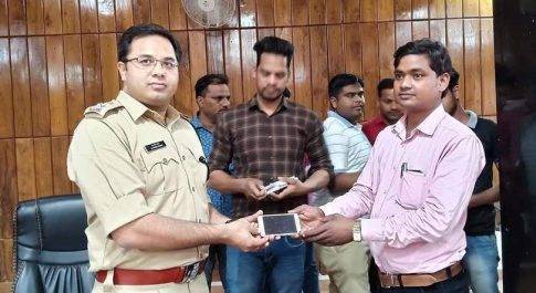 बहराइच की सर्विलांस टीम की मदद से मिले नागरिकों के खोये हुए 51 मोबाइल