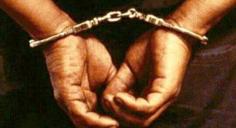 ट्रांसपोर्टर से अवैध उगाही करने वाले तीन पुलिसकर्मियों समेत दो अन्य व्यक्ति हुए गिरफ्तार