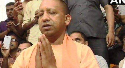 सीएम योगी ने की बजरंग बली के मंदिर में पूजा अर्चना,72 घंटे की रोक के कारण चुनावी रैलियां हुई निरस्त 