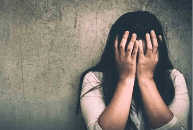 पत्नी को कुत्ते के साथ संबंध बनाने को मजबूर करता था पति, हुई 10 साल की जेल