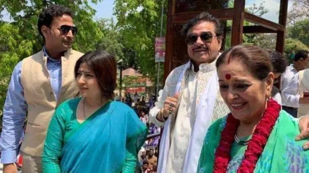 पत्नी के नामांकन और रोड शो में शामिल हुए शत्रुघ्न सिन्हा कांग्रेस बोली पार्टी धर्म निभाएं