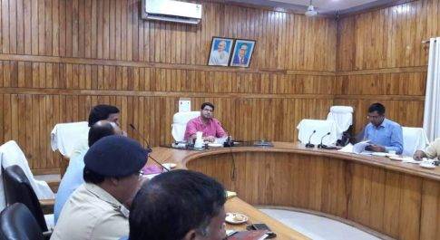 बाढ से पूर्व की जा रही तैयारियों की समीक्षा के लिए डीएम की अध्यक्षता में सम्पन्न हुई बैठक