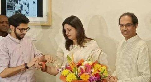 कांग्रेस छोड़ शिवसेना में शामिल हुईं प्रियंका कहा -स्मृति ईरानी की डिग्री पर गाना गाती रहूंगी