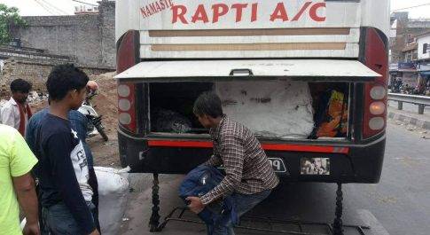 टूरिष्ट परमिट के नाम पर सवारियाँ ढोने के साथ ही तस्करी में लिप्त हुई नेपाली बसें