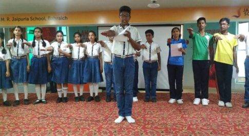 बच्चों ने डीएम सहित अन्य उपस्थित को दिलायी मतदाता शपथ, सेल्फी प्वाईन्ट पर डीएम ने ली सेल्फी
