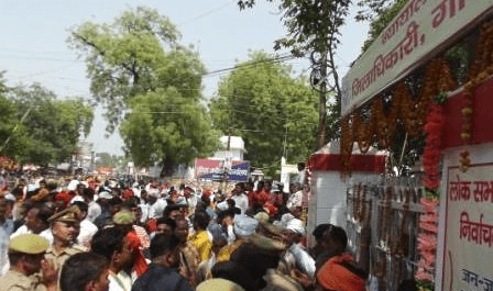 आचार संहिता की धज्जिया उड़ाते दिखे बीजेपी कार्यकर्ता,मनोज सिन्हा के नामांकन में बैरेकेटिंग के अंदर घुसे सैकड़ो समर्थक 
