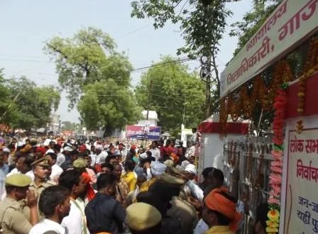आचार संहिता की धज्जिया उड़ाते दिखे बीजेपी कार्यकर्ता,मनोज सिन्हा के नामांकन में बैरेकेटिंग के अंदर घुसे सैकड़ो समर्थक