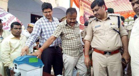 ईवीएम व वीवी पैट जागरूकता के लिए आयुक्त व डीआईजी ने कराया माॅकपोल