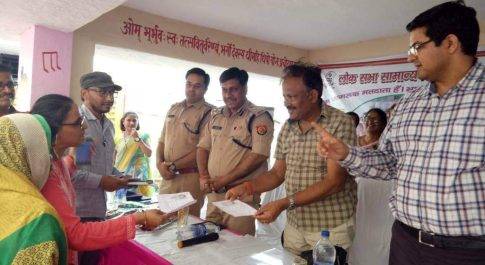 प्रा.वि. कल्पीपारा में आयुक्त ने किया मतदाता पर्ची का वितरण